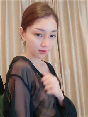 極品杭州白嫩氣質女神級靓妹果聊,座椅上用手指摳挖嫩茓,挖出不少白漿