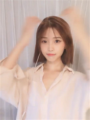 甜美可愛短發大眼萌妹子果聊,聲音也甜,急著等會6點半去見男友,利索的脫光開秀