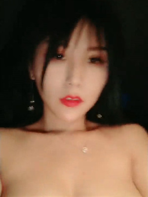 烈焰紅唇極品禦姐外出果聊,遇到下雨天,車內直接開秀,粉嫩鮑魚看著真想舔