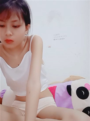 年輕小嫩妹,身材纖瘦,有點貧乳,有待男友多揉一揉,粉沐耳很可愛毛長得不多