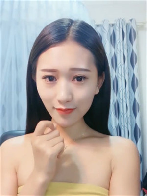 黃衣氣質長發苗條靓妹,小腰特別靈巧扭起來帶感,小洞粉粉的扣出不少白漿