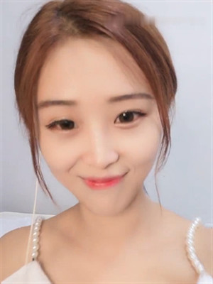 短發甜美氣質純潔萌妹子,一身白裝清楚至極,笑起來特別甜人,對鏡頭露美茓