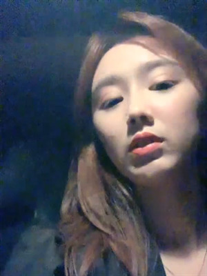 氣質發嗲妹約個忠實鐵粉外出玩,手不自主向司機大吊摸,露出嫩奶誘惑不行