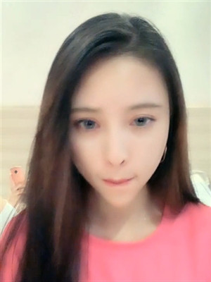 厚唇豐潤美女啪啪果聊,用自己肥大鮑魚在外面來回摩擦男的,這是要做鮑魚按摩