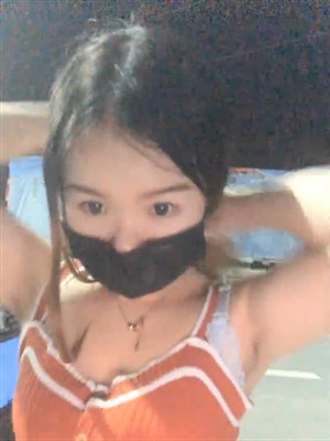 深夜路邊躺車前機蓋上啪啪,旁邊大車司機偸看,妹子擔心不走,爽起來啥都不問了