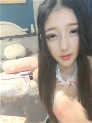 網紅整容臉漂亮妹子,玩手頭上剛收到的新玩具-電動小泡機,快速抽送,嬌喘不斷