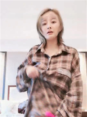 長臉氣質美女出門前紫薇開秀一場,結束換衣服出門,發現內褲被啪友順走了