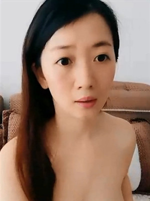 風韻猶存跳肚皮舞的美少婦舞台演員,背著老公在家客廳玩大遲度果聊,臊的很