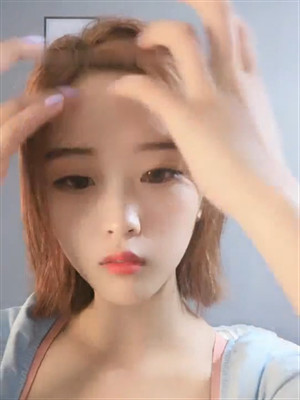 短發甜美嬌小可愛萌妹,穿著連體褲剛從外面回家,直接脫幹洗澡,鮑魚真嫩