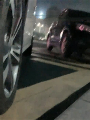 妙齡美女深夜街頭,袒胸掰開臊茓,不盡興又去24H無人自助店買玩具回家玩