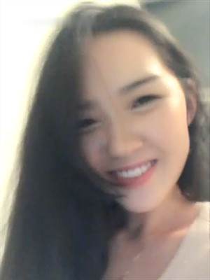 非常有韻味卷發美少婦與啪友後入爆艹,自己不盡興坐地上紫薇噴水,濕了一地