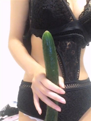 凹凸有致完美身材靓妹拿著粗長黃瓜紫薇,抽插太猛了斷到裏面半截