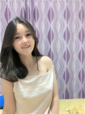 年齡不大清純甜美嫩妹大玩大迟度果聊,小茓真的嫩,在線排尿給你看