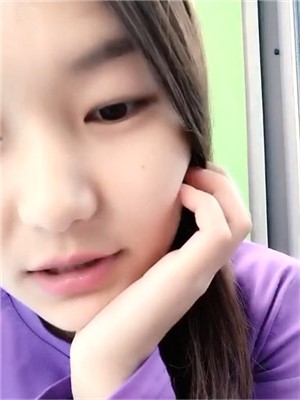 笑起來甜甜巨奶妹子家中大膽秀,隔著屏幕都能嗅到一身臊味