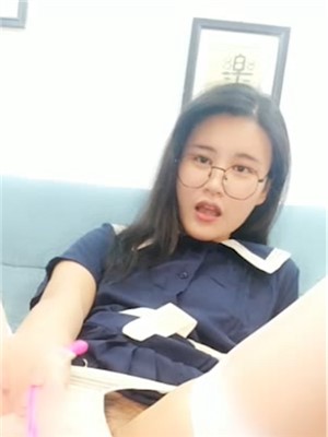 高顔值眼鏡文藝女第一次用擴蔭器,怕BB廢掉,抹好多潤滑液才慢慢插進去