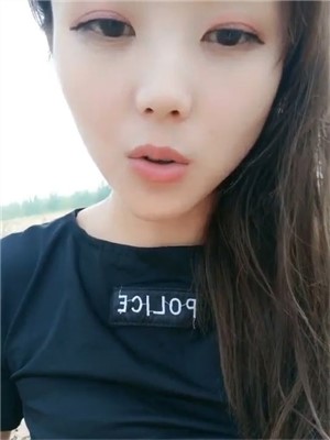 高顔值清純鄉下妹子和男友一起田地戶外造愛,背後村民正在耕種,刺激連連