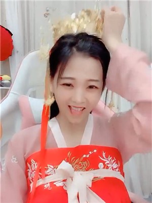 俏皮古風高顔值美女,看起來年紀輕輕,奶子卻有點下垂,應該結過婚生過孩子