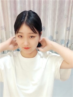 小哥應該上輩子拯救過世界,可以同時雙飛倆極品天使顔小嫩B妹子,瘦瘦小小很可愛