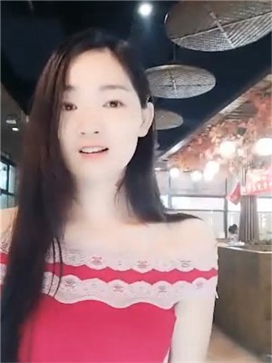 高顔值氣質美女開車戶外果聊,車停在路邊直接車內開秀,旁邊時不時過行人