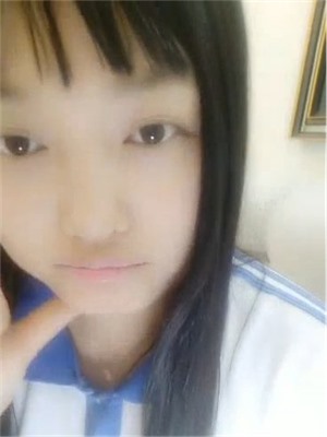 大學退學清純嫩妹果聊,一直哥哥叫個不停,小蝴蝶粉茓十分可愛,近距離看洞洞