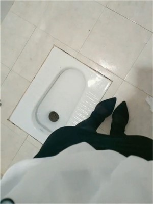 性感黑絲少婦完成土豪任務,附近廁所插入跳蛋,出門爽的走路都晃,路人不停看