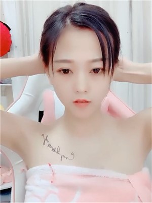 高顔值古風氣質東北美女,應該生過孩子,奶子有點下垂了,臊茓保養粉嫩嫩