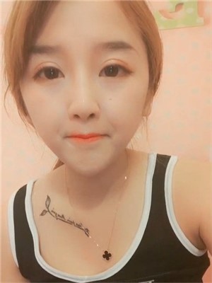 娃娃臉清純嫩妹跳蛋插入嫩鮑,被震的不斷流白漿,妹子還專門在下面放個盆子接著