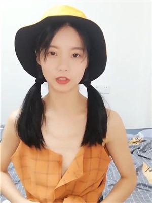 雙馬尾清純鄰家妹妹,說話慢條斯理的,瘦瘦呆呆的,慢慢脫光秀出嫩鮑,毛不多