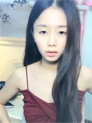 長相呆萌純情妹子,讓粉絲猜猜是不是學生,身材瘦瘦的,胸倒不小