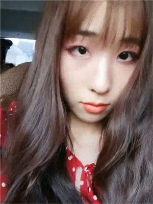 時尚漂亮小姐姐不穿內褲連體絲襪裏塞入跳蛋外出逛街,爽了一路,回車上濕漉漉