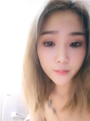 近距離解密女百合X愛過程,眼鏡女T很會玩,雙頭龍大J一起在兩邊抽送一起高潮