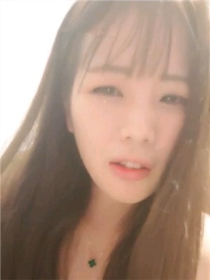 高顔值清純萌妹子和男友邊打電話邊紫薇,還和粉絲互動,臊到不行