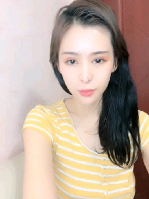 黃衣長相洋氣美女深夜熬夜果聊,時不時露一下粉茓,白天紫薇太多了,晚上幹巴巴的