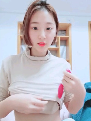 短發清純美乳嫩妹與男友出租屋啪啪,挺拔胸部又挺又大,圓潤看著就很舒服