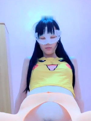 鄰家姐姐氣質美女約網友回家啪啪,被像把小孩尿尿一樣抱起來,自己主動女上位