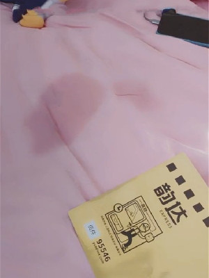 韻達女快遞員深夜兼職果聊,肥茓黑森林茂密,水不停流,女人真是水做的