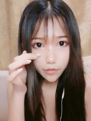 中分高顔值萌妹叉開雙腿摸小茓果聊,爆菊比破雛還要疼,三角地帶還粉粉的