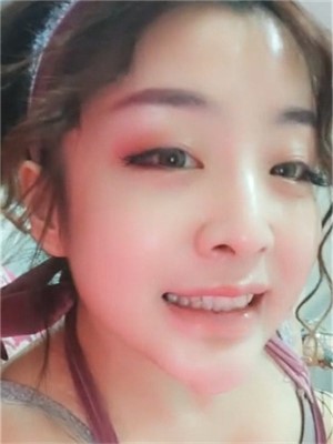 年輕妹子也會玩,逃課賓館陪客戶,言語混亂爸爸老公的亂喊,浪叫不斷