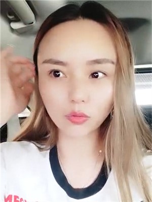 漂亮臊氣美女坐老大哥車出去玩,想要了鬧市裏直接停車口爆,心真大