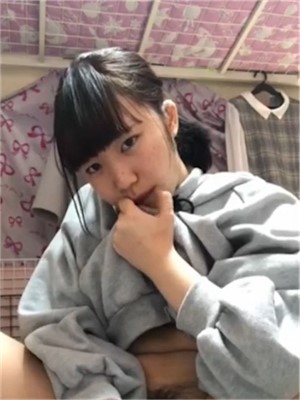 雙馬尾齊劉海年輕萌妹紫薇自拍,鉛筆,毛刷異物插入,表情很微妙