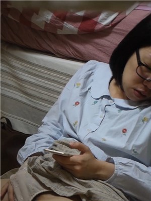 出租屋褕拍隔壁賣衣服的姐姐,單身一個人不知道在看著什麽寂寞紫薇