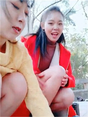 臊氣姐妹花戶外小公園亭子裏大秀,有散步的老大爺,照樣掰茓紫薇