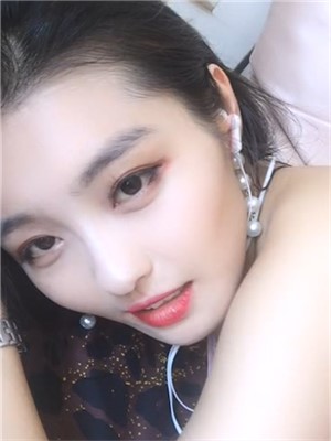 剛生過寶寶的極品美女辣媽,白色連體衣,臊洞剛生産過,粉嫩茓肉都探出來了