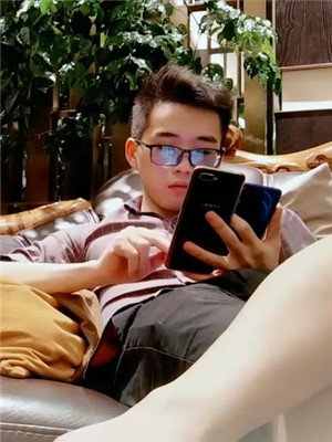 眼鏡帥氣小哥會所找高質量妹子開鍾點房啪啪,付了錢妹子幹啥都主動