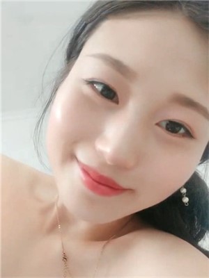 居家鄉鎮美少婦新人開播,懵懵懂懂,後牆上還挂著自己寶寶的照片,貴在真實