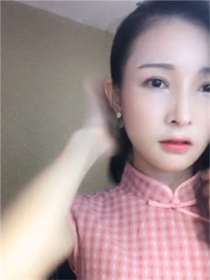 紅色格子衣高顔值苗條美女紫薇,拿著高跟鞋摩擦小茓,很會玩