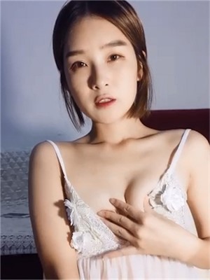 短發圓臉貧乳嫩妹子,白色吊帶,震動棒紫薇,沐耳很嫩,圓圓的一圈蔭唇很有特色