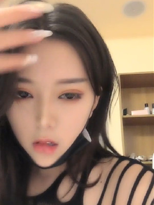 高顔值氣質女神網格情趣內內,馬桶上放個大J8,特寫慢慢坐下去,越撐越大