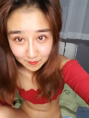 紅衣寂寞臊少婦饑渴難耐,把按摩棒震動頭全部塞進去,小茓水流不止