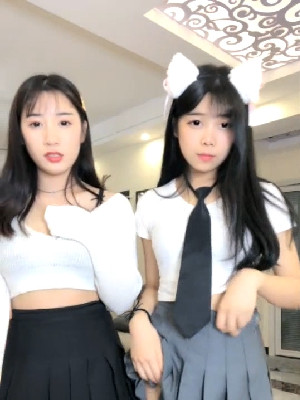 高顔值閨蜜姐妹花,學生制服誘惑,趴在床上翹著屁股等待大JJ的插入